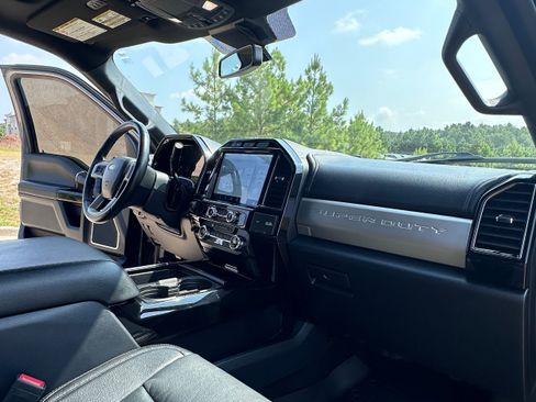 Used 2022 Ford F250 Lariat w/ Black Appearance Package AWD/4WD image 32