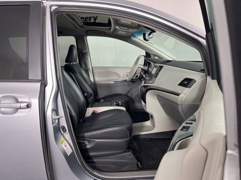 Used 2013 Toyota Sienna SE image 33