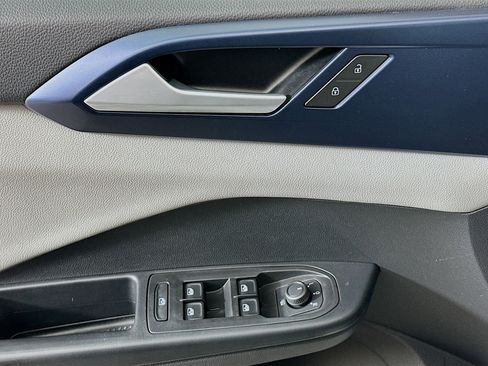 Used 2022 Volkswagen Taos SE w/ Driver Assistance Package image 15