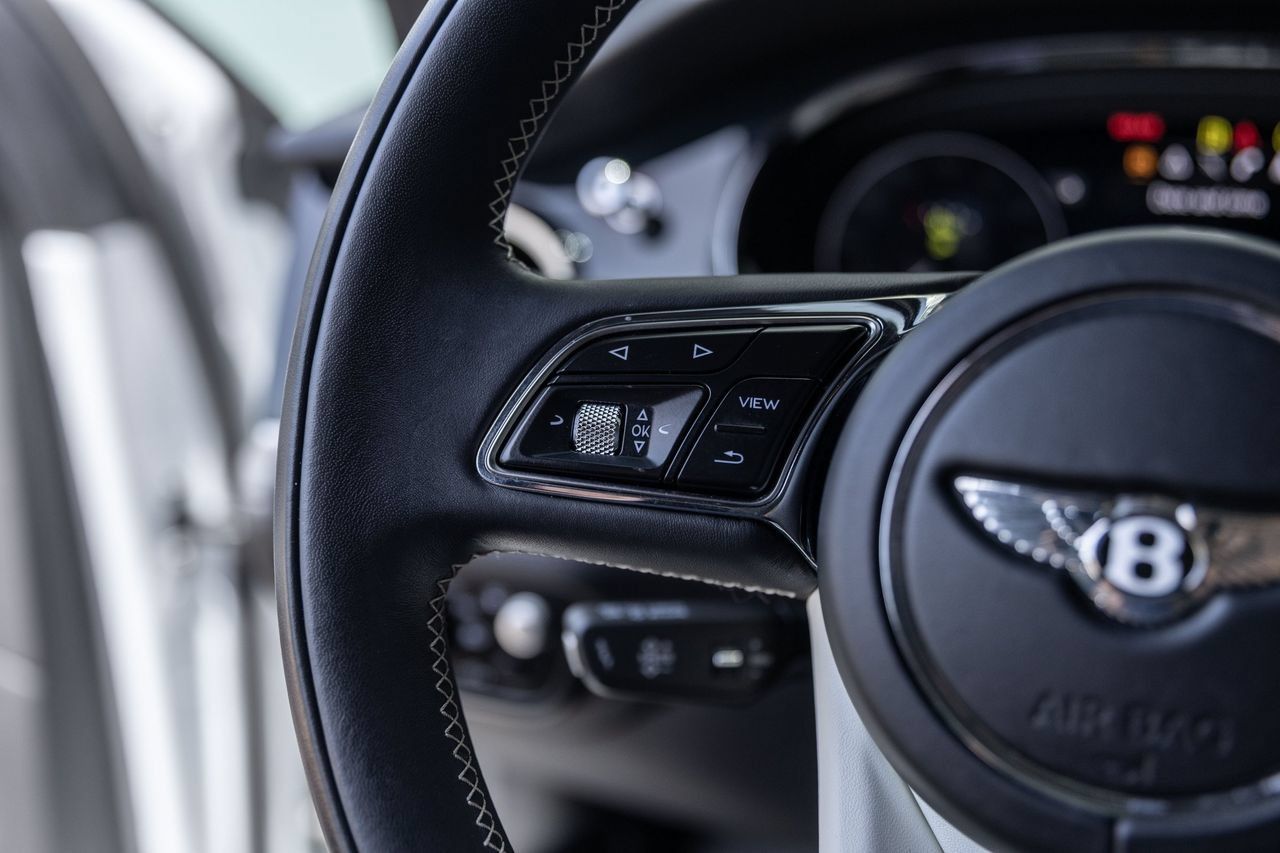 Certified 2023 Bentley Bentayga Extended Wheelbase AWD/4WD image 33