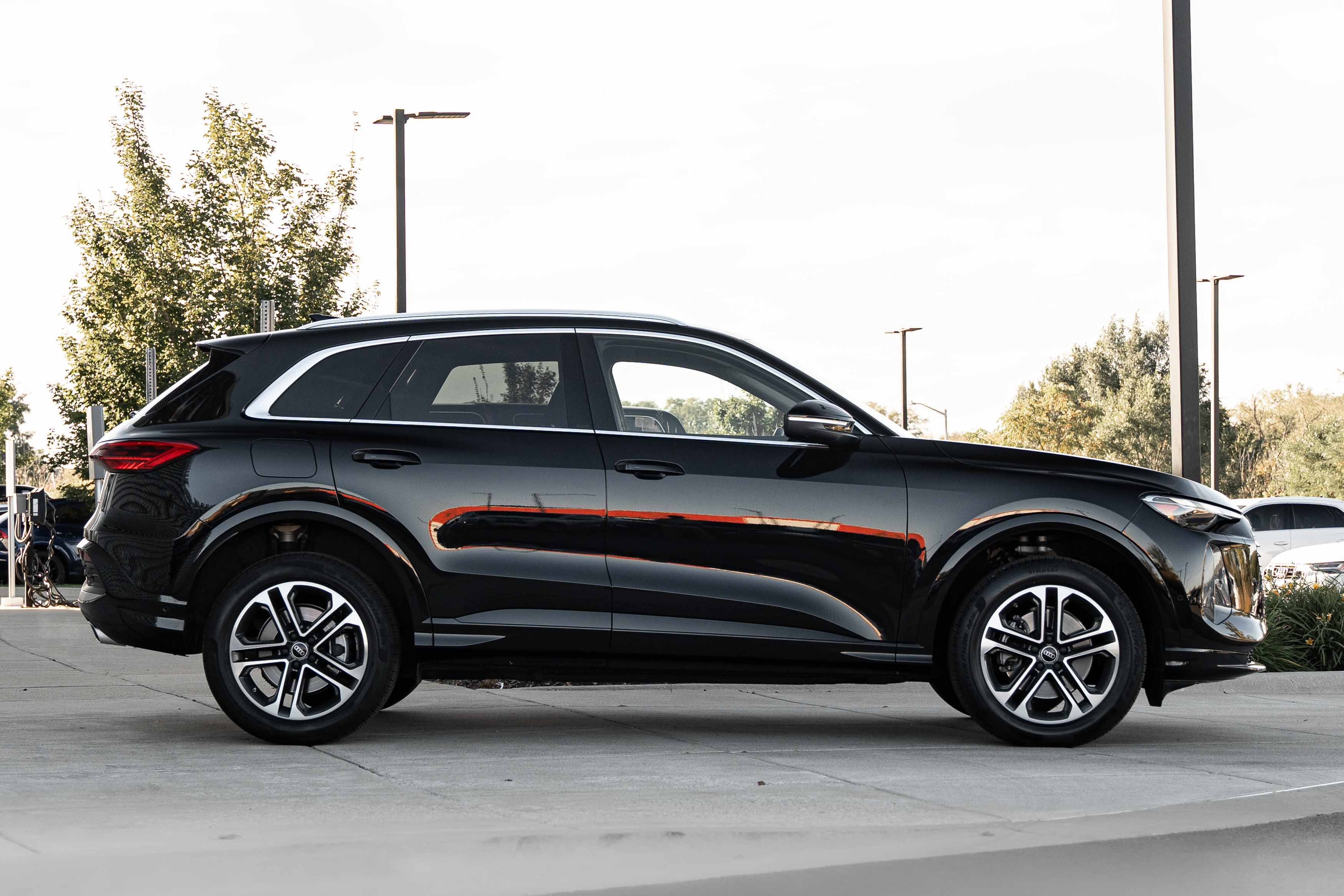 Certified 2025 Audi Q5 Premium AWD/4WD image 3