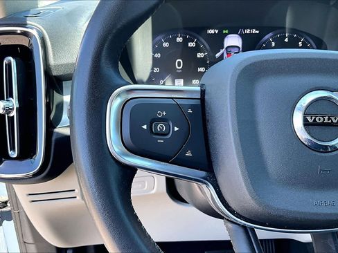 Used 2021 Volvo XC40 T4 Momentum FWD image 24