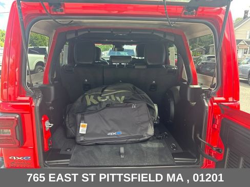 Used 2024 Jeep Wrangler Unlimited Sahara w/ Technology Group AWD/4WD image 18