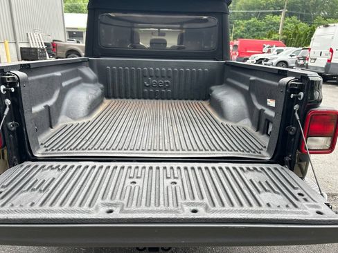 Certified 2022 Jeep Gladiator Overland w/ Trailer Tow Package AWD/4WD image 35