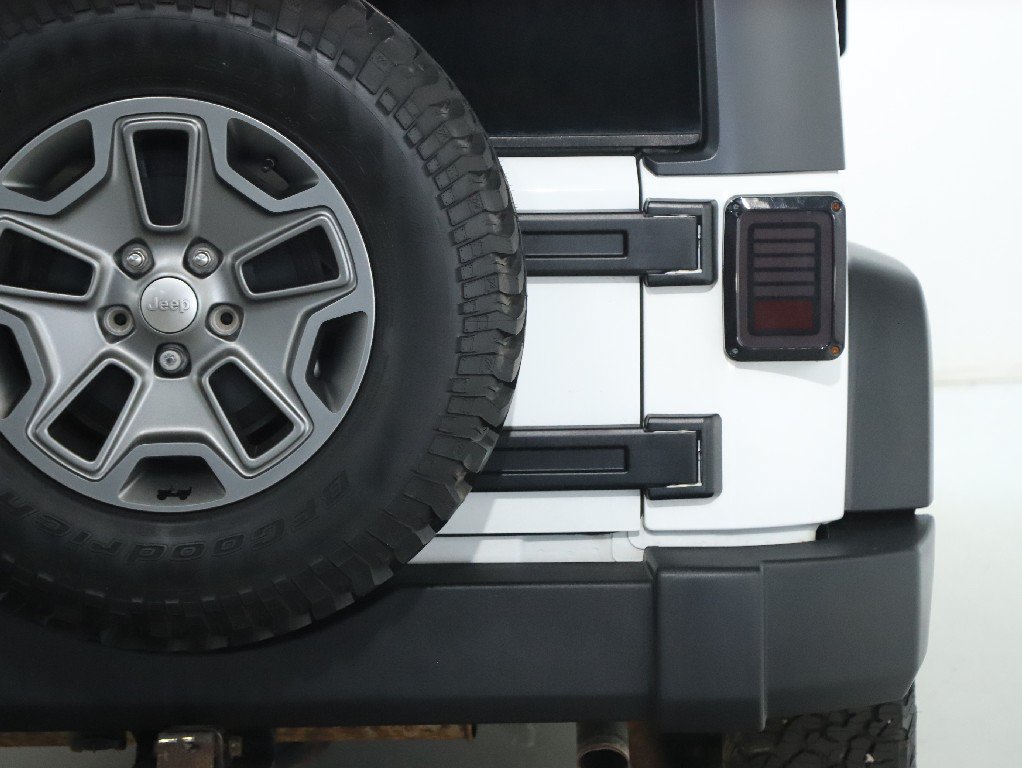 Used 2017 Jeep Wrangler Rubicon w/ Connectivity Group AWD/4WD image 37