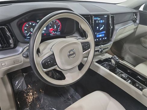 Used 2020 Volvo XC60 T5 Momentum image 16
