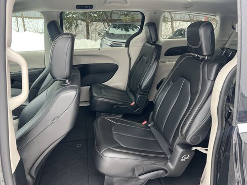 Used 2024 Chrysler Pacifica Touring-L image 7