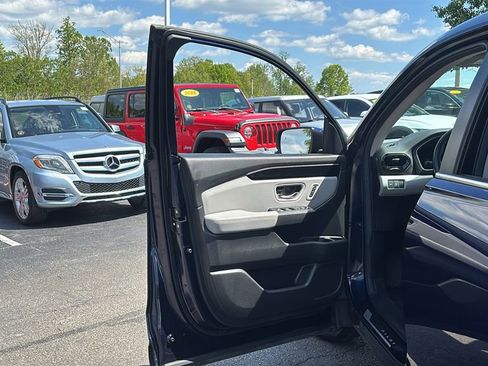 Used 2025 Honda Pilot EX-L image 11