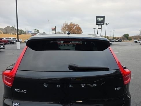 Used 2022 Volvo XC40 T5 Momentum image 4