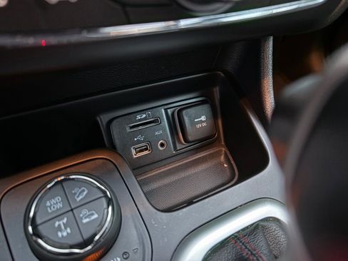 Used 2018 Jeep Cherokee Trailhawk image 32