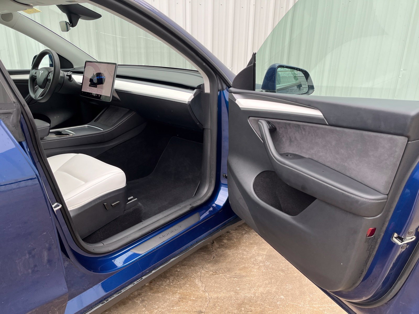 Used 2024 Tesla Model Y 2WD image 18