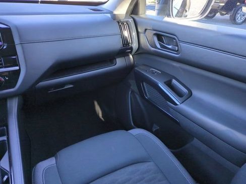 Certified 2025 Nissan Pathfinder SV FWD image 18