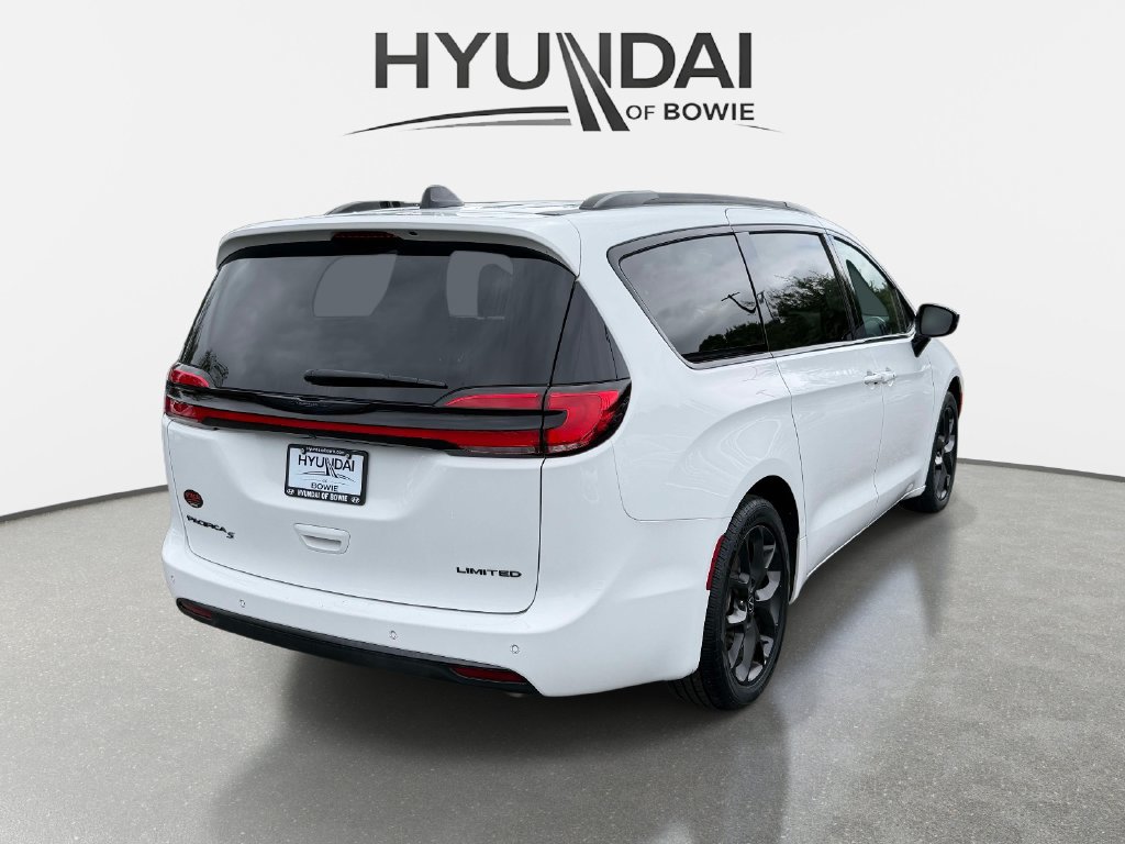 Used 2025 Chrysler Pacifica Limited FWD image 2
