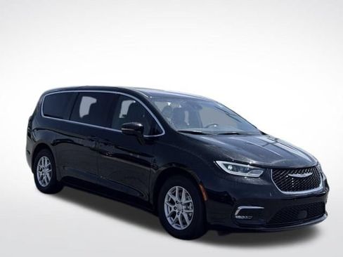 Used 2025 Chrysler Pacifica Select FWD image 3