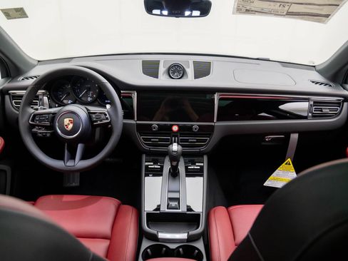 Certified 2026 Porsche Macan AWD/4WD image 11