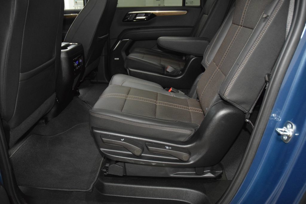 Used 2025 Chevrolet Suburban High Country AWD/4WD image 44