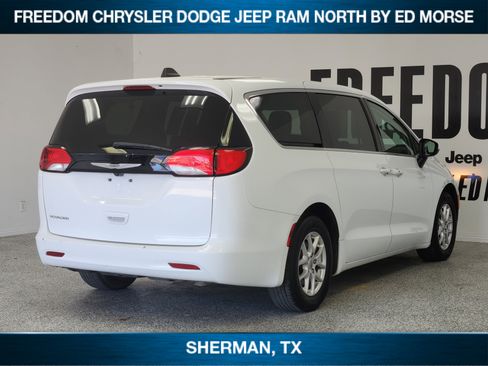 Used 2023 Chrysler Voyager LX image 3