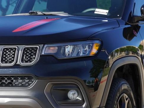 Used 2023 Jeep Compass Trailhawk image 4