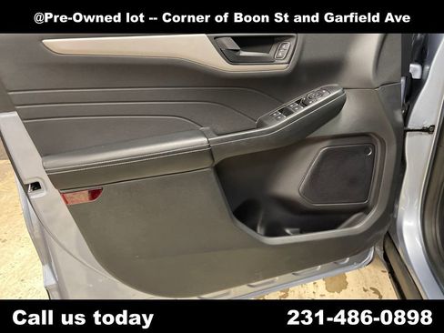 Used 2022 Ford Escape SE w/ Convenience Package image 2