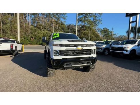 Used 2024 Chevrolet Silverado 2500 Custom image 4