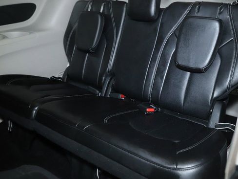 Used 2024 Chrysler Pacifica Select image 13