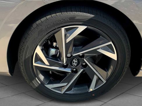 Used 2025 Hyundai Elantra SEL image 11