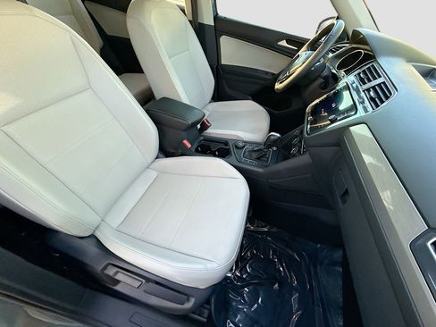 Used 2021 Volkswagen Tiguan SE w/ Panoramic Sunroof Package image 13