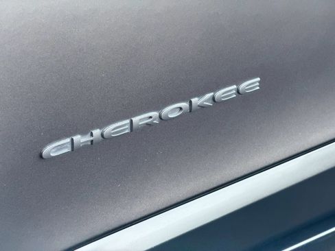 Used 2018 Jeep Cherokee Trailhawk image 12