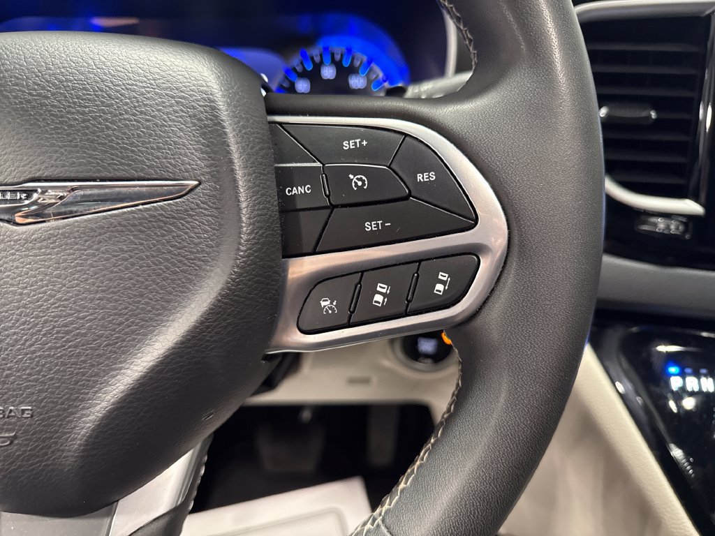 Used 2023 Chrysler Pacifica Touring-L FWD image 4