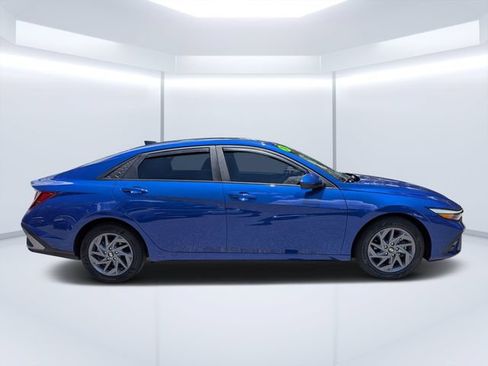 Used 2024 Hyundai Elantra SEL FWD image 2