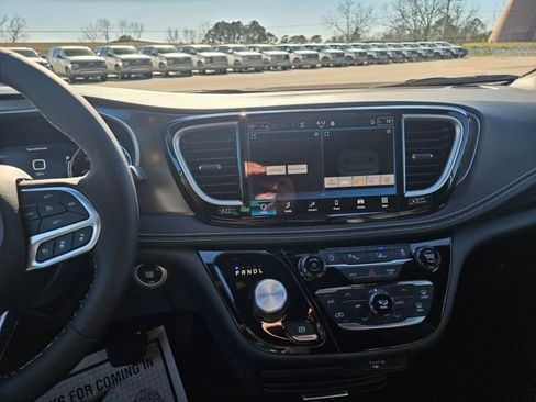 New 2026 Chrysler Pacifica Select image 17