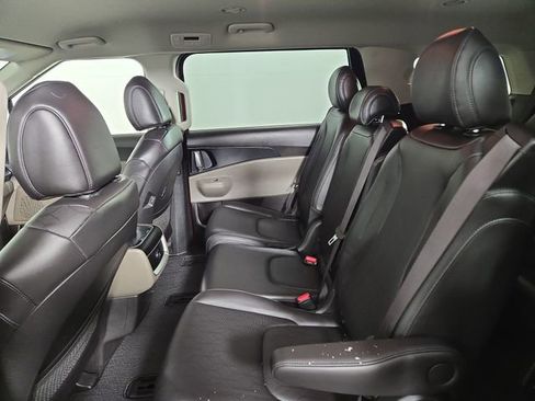 Certified 2025 Kia Carnival image 17