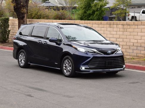 Used 2021 Toyota Sienna XLE FWD image 32