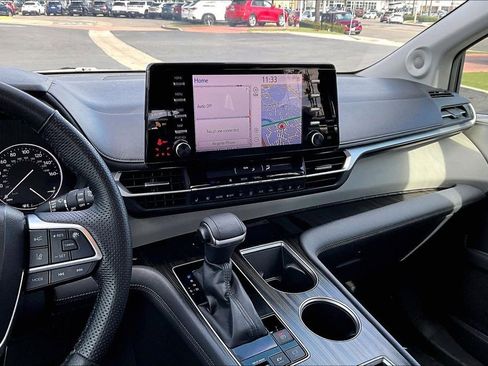 Used 2022 Toyota Sienna Limited image 8