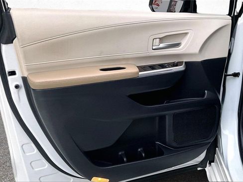 Certified 2021 Toyota Sienna XLE image 18