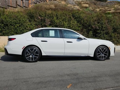 Used 2023 BMW 740i image 4