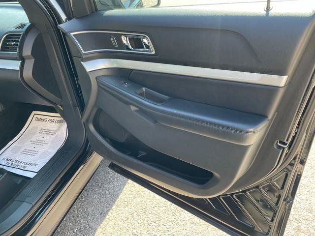 Used 2017 Ford Explorer XLT w/ Equipment Group 202A AWD/4WD image 30