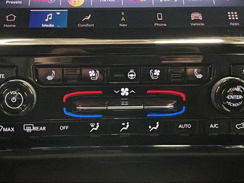 Used 2024 Jeep Grand Cherokee Limited w/ Luxury Tech Group II image 18