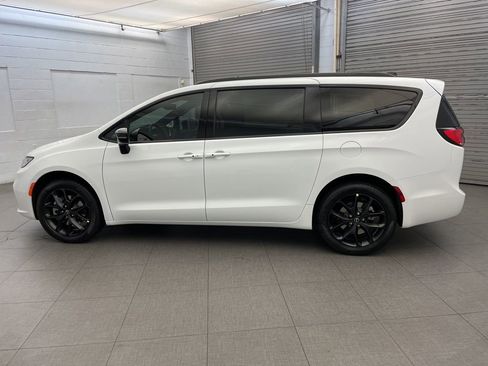 New 2026 Chrysler Pacifica Limited w/ S Appearance Package image 5