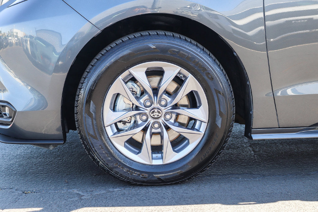 Used 2025 Toyota Sienna XLE FWD image 10