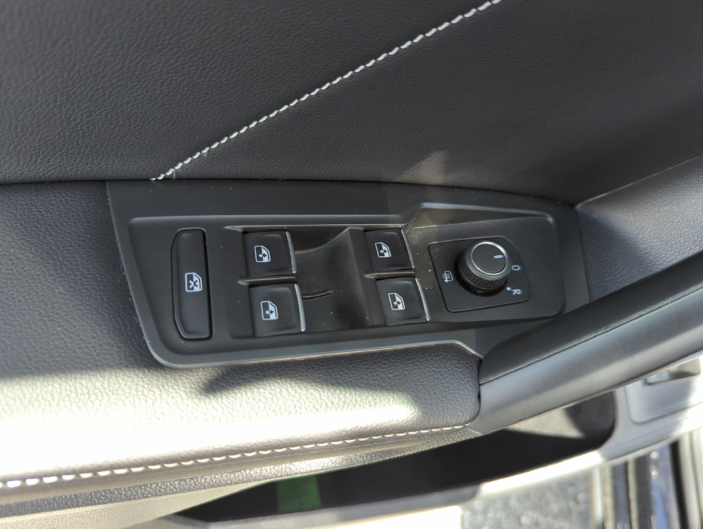 Used 2024 Volkswagen Tiguan SE FWD image 33