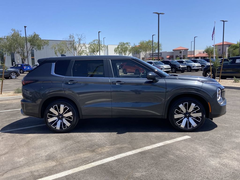 New 2026 Mitsubishi Outlander SE FWD image 2
