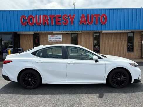 Used 2025 Toyota Camry SE FWD image 8