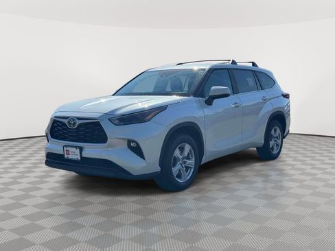 Used 2023 Toyota Highlander LE FWD image 3