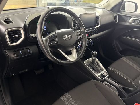 Used 2023 Hyundai Venue SEL FWD image 16