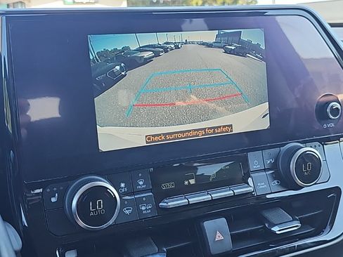 Used 2023 Toyota Highlander XLE FWD image 8