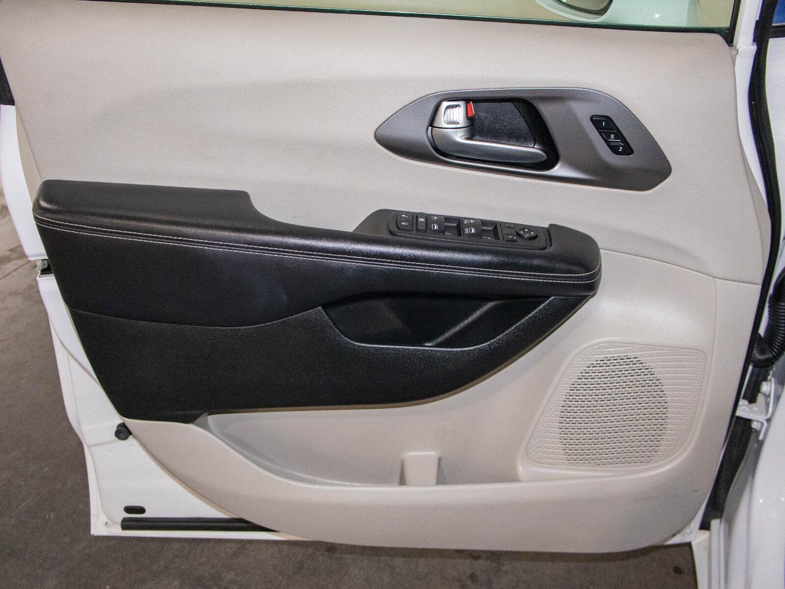 Used 2022 Chrysler Pacifica Touring-L FWD image 10