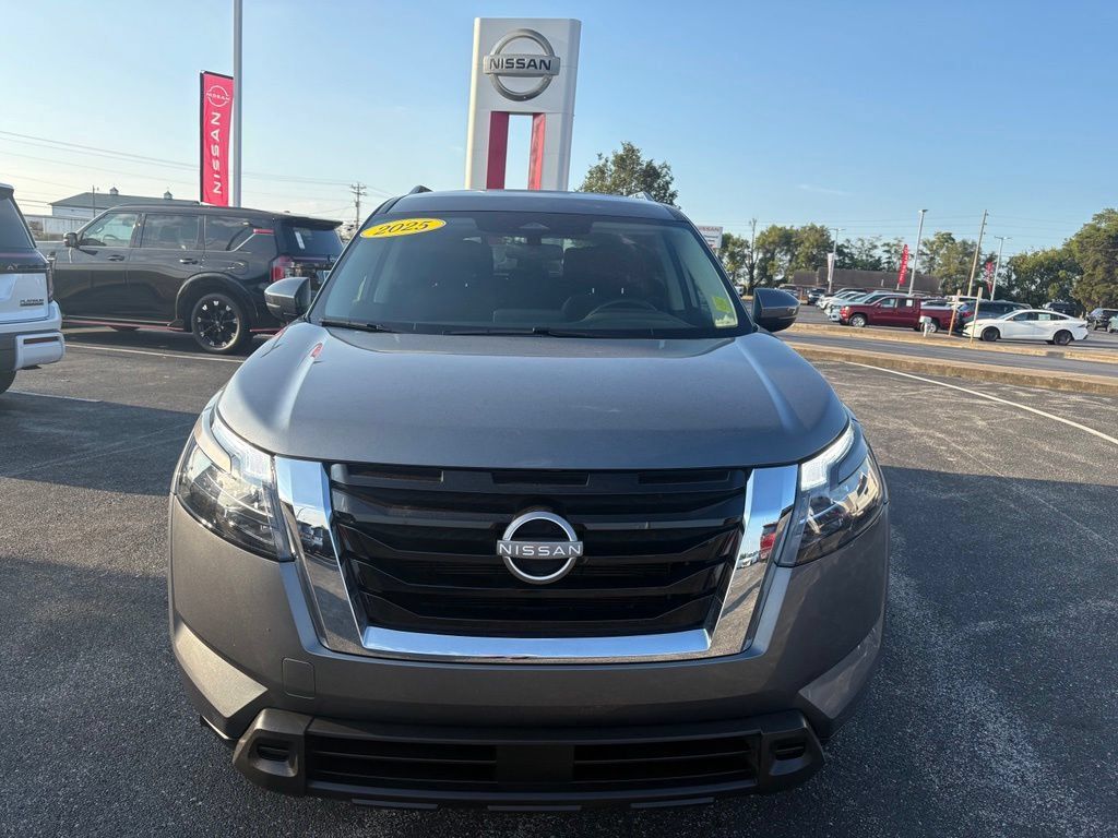 Used 2025 Nissan Pathfinder SV AWD/4WD image 7