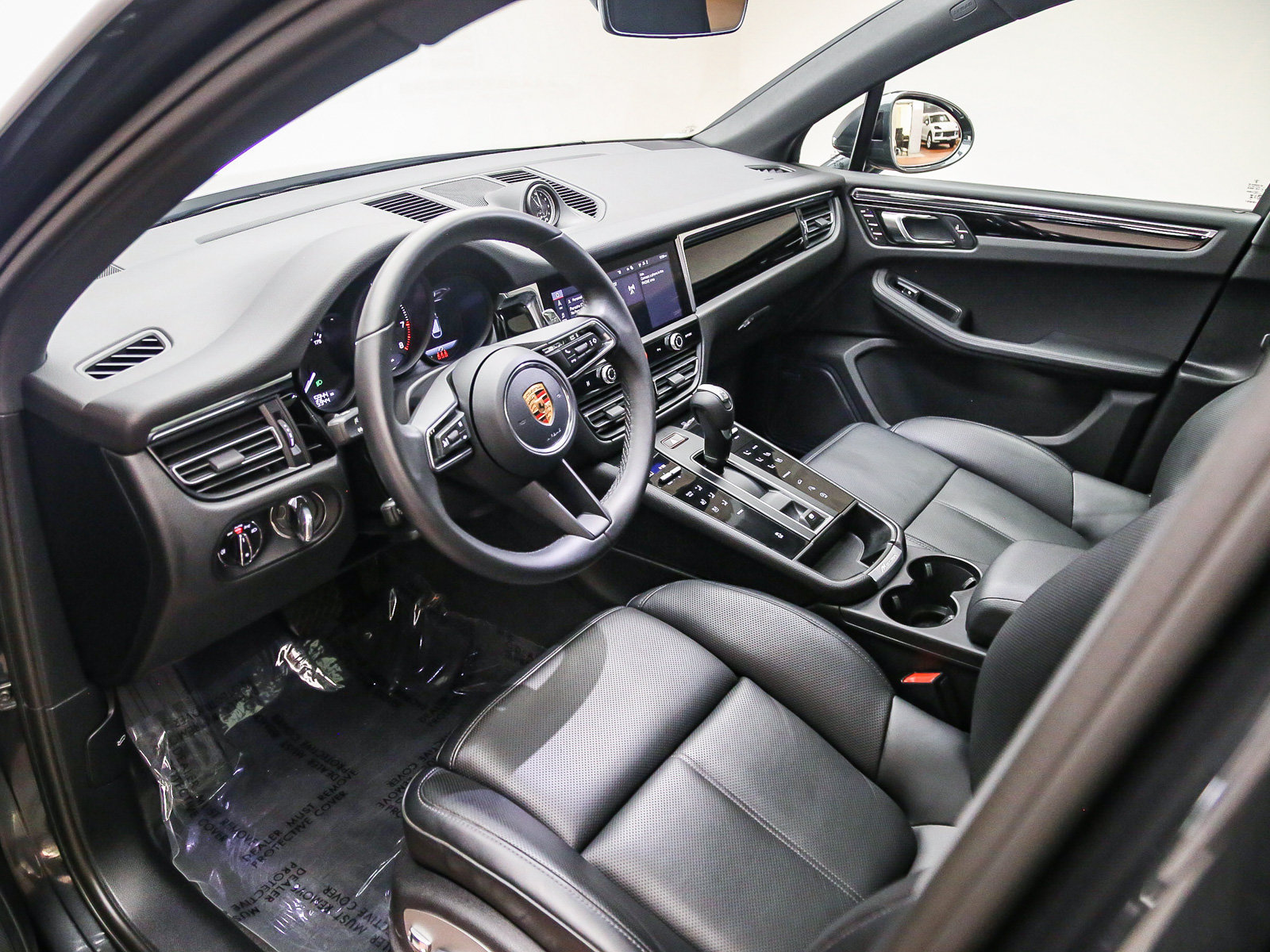 Certified 2026 Porsche Macan AWD/4WD image 9