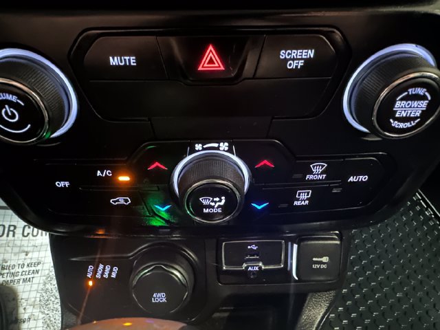 Used 2020 Jeep Renegade Latitude w/ Cold Weather Group AWD/4WD image 11